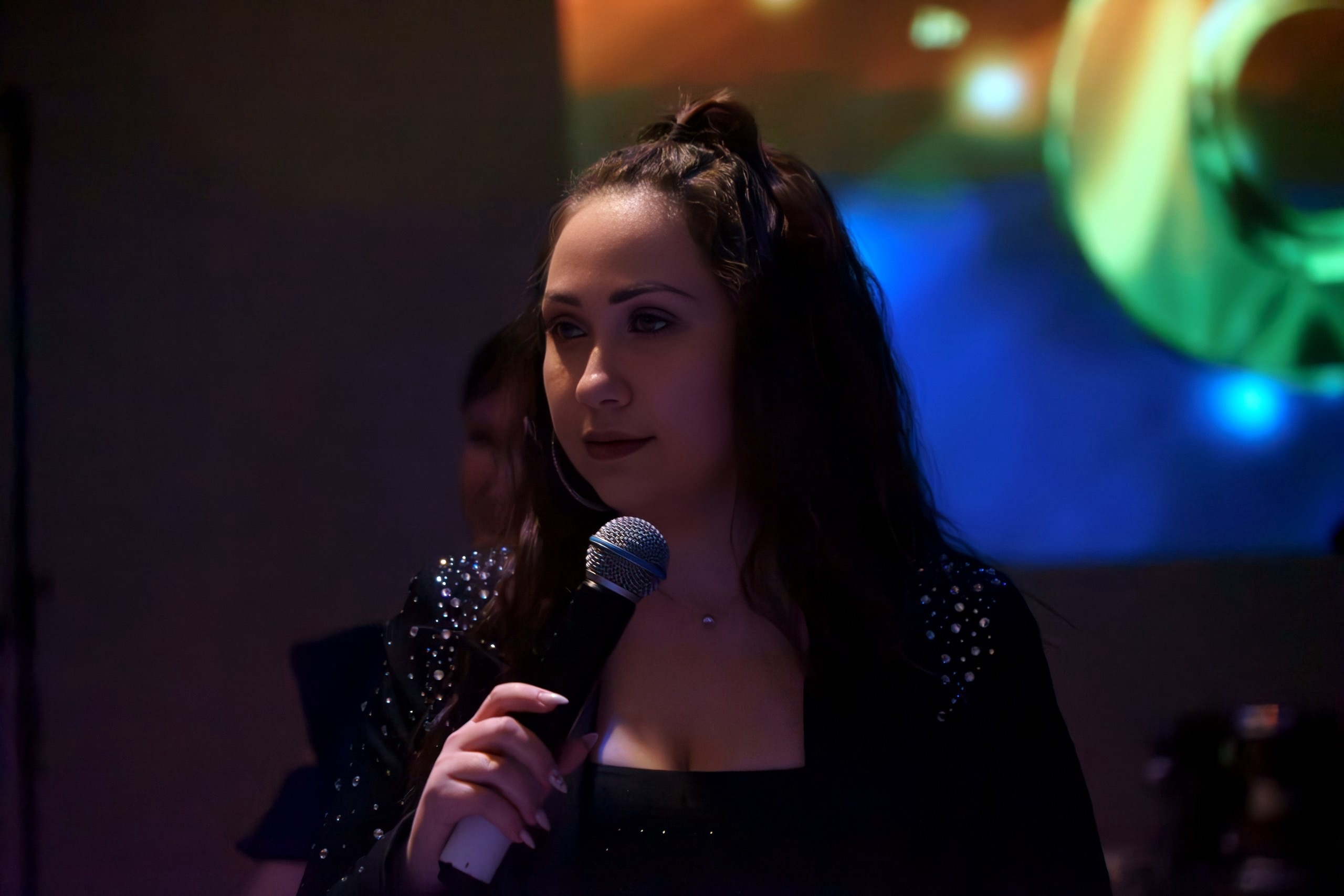 Ведущая на вечернем мероприятии