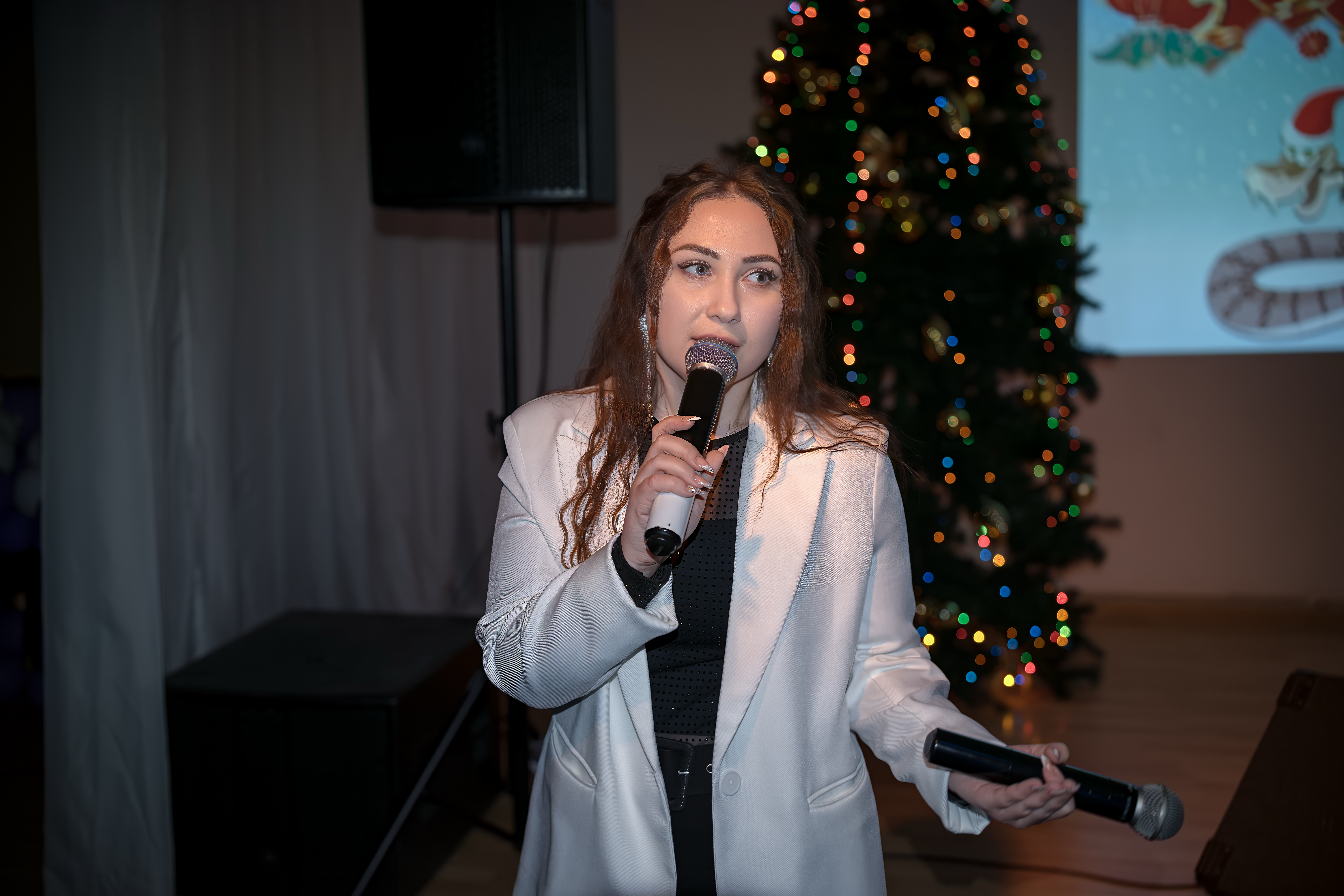 Ведущая с микрофоном на мероприятии